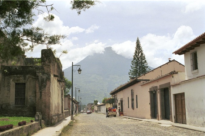 Straße in Antigua mit Blick auf einen Vulkan von Antje Baumann