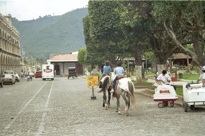 Am Hauptplatz von Antigua von Antje Baumann