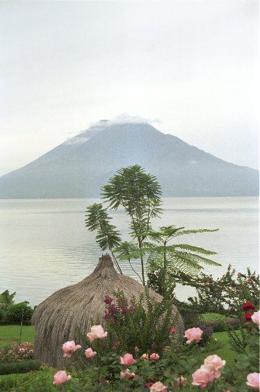Garten des Hotel Atitlan mit Vulkan im Hintergrund von Antje Baumann