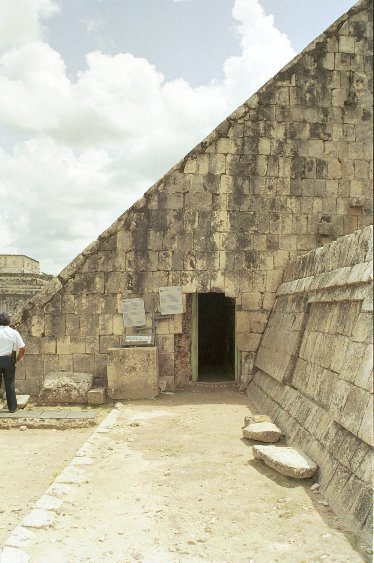 Eingang zur berbauten Pyramide im Castillo von Antje Baumann