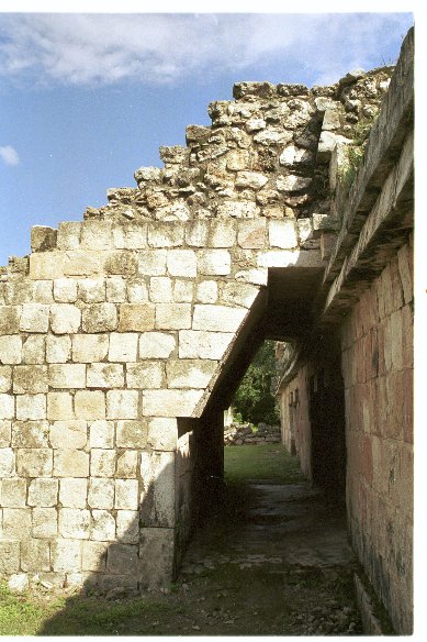 Mayabogen unter einer Treppe von Antje Baumann