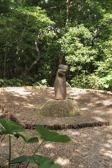 Monument 56 - Affe sieht in den Himmel von Antje Baumann