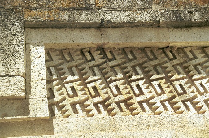 Mauer mit Mäandermuster von Antje Baumann