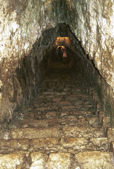 Im Innern der Pyramide der Inschriften von Antje Baumann
