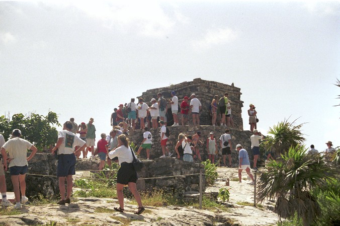 Touristen stürmen eine Ruine von Antje Baumann