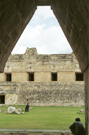 Blick durch den falschen Mayabogen aufs Viereck der Nonnen von Antje Baumann