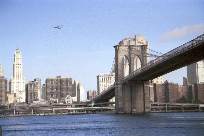 Brooklyn Bridge mit Hubschrauber von Antje Baumann