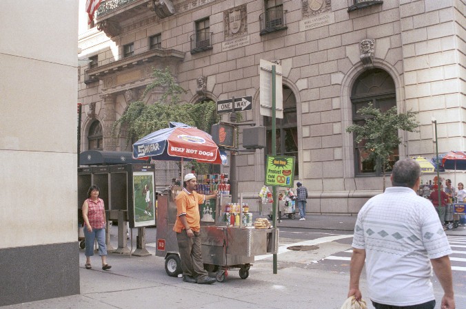 Hot Dog Stand an der Strassenecke von Antje Baumann