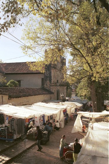 Markt mit dem Templo de La Caridad von Antje Baumann