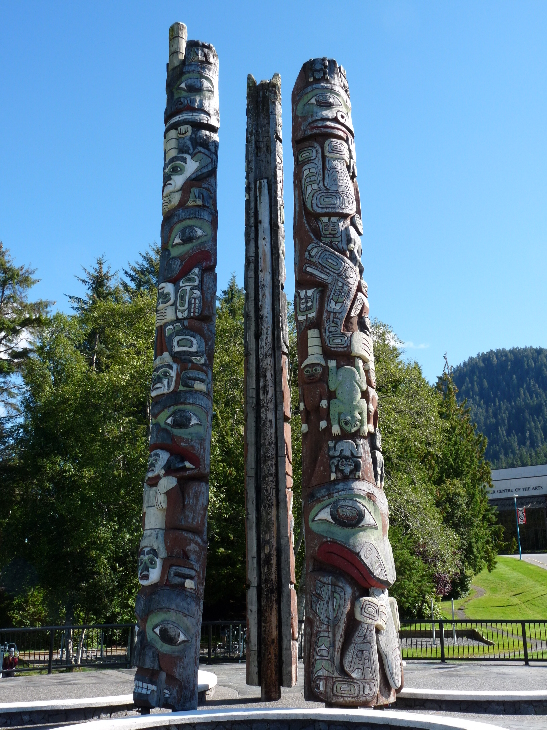 Grizzly Bear of the Sea Pole, der Eagle and Grizzly Pole und der Grizzly Bear Pole of Tow Hill am Civic Centre von Antje Baumann