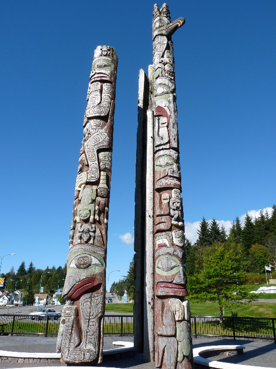 Grizzly Bear of the Sea Pole, der Eagle and Grizzly Pole und der Grizzly Bear Pole of Tow Hill am Civic Centre von Antje Baumann