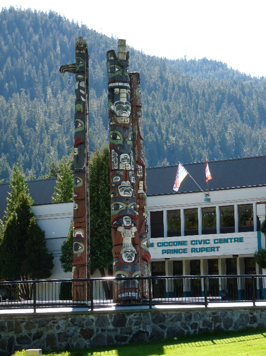 Grizzly Bear of the Sea Pole, der Eagle and Grizzly Pole und der Grizzly Bear Pole of Tow Hill am Civic Centre von Antje Baumann