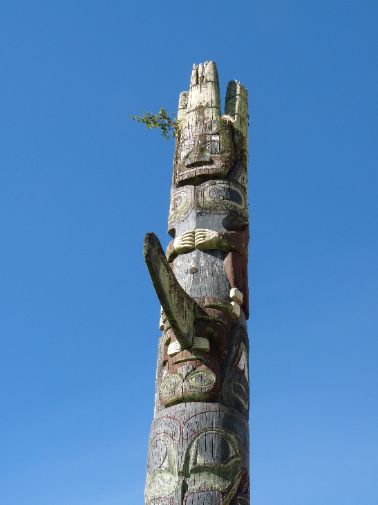 Detail des Alder House Frontal Pole von Antje Baumann