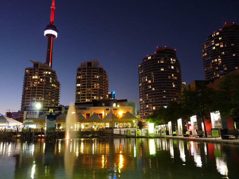 Harbour Front und CN Tower in der Nacht von Antje Baumann