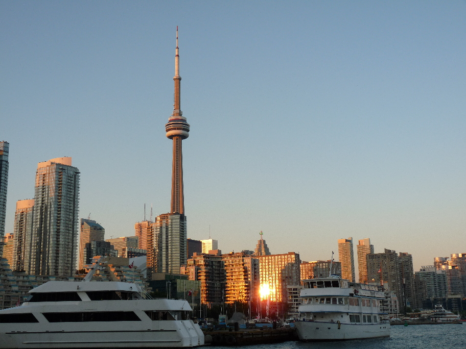 Harbour Front und CN Tower whrend des Sonnenuntergangs von Antje Baumann