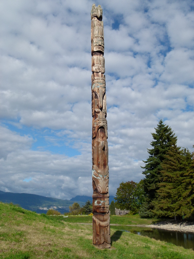 Totempfahl auf dem Aussengelnde des Museum of Anthropology in Vancouver. von Antje Baumann
