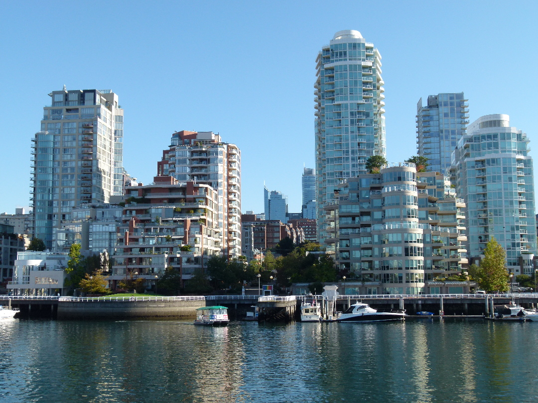 Blick von Granville Island auf die Vancouver Skyline von Antje Baumann