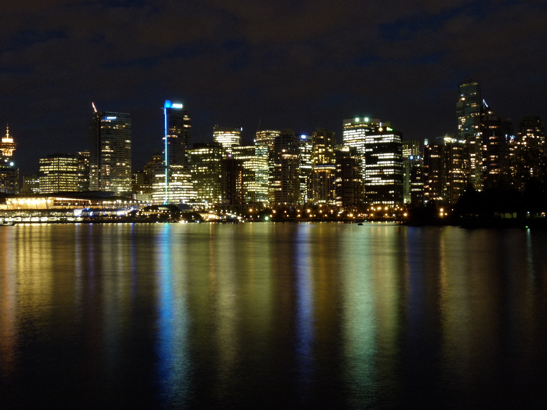 Vancouver Skyline vom Stanley Park bei Nacht von Antje Baumann