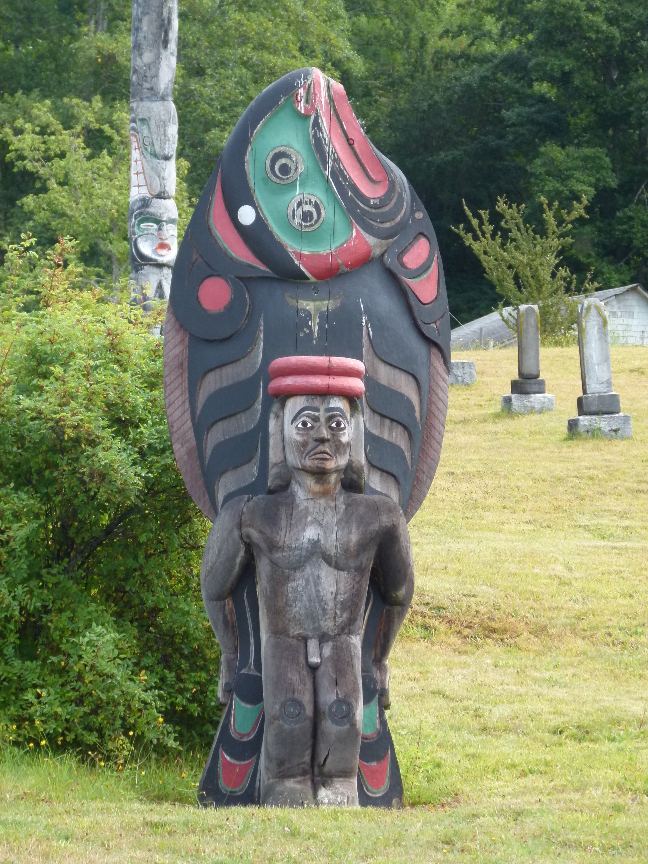 Totempfahl auf dem Namgis Burial Ground von Antje Baumann