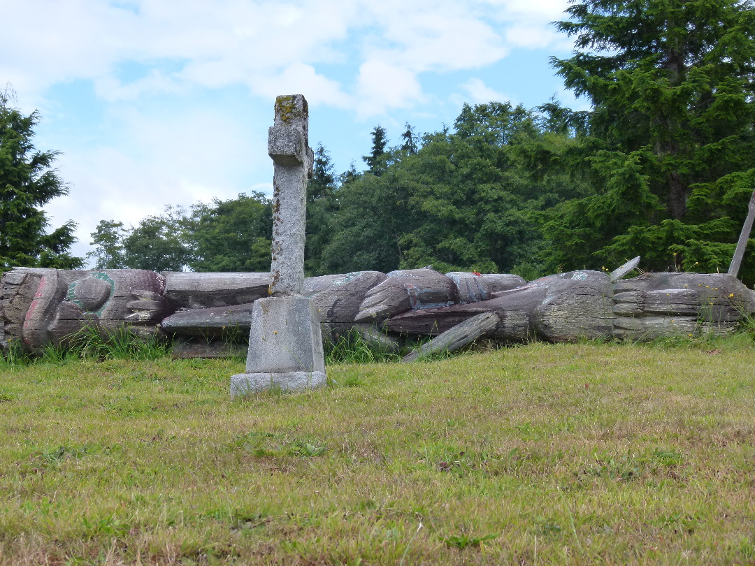 Namgis Burial Grounds - Liegender Totempfahl von Antje Baumann