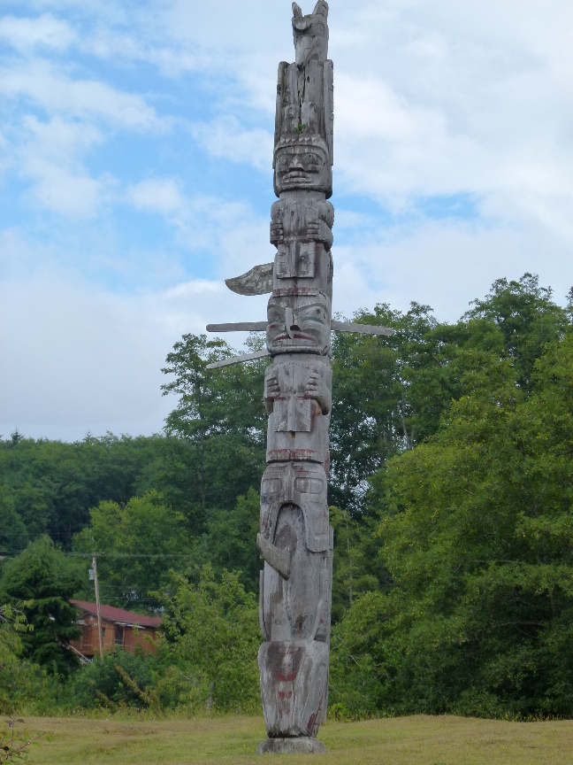 Memorial Pole auf dem Namgis Burial Grounds von Antje Baumann