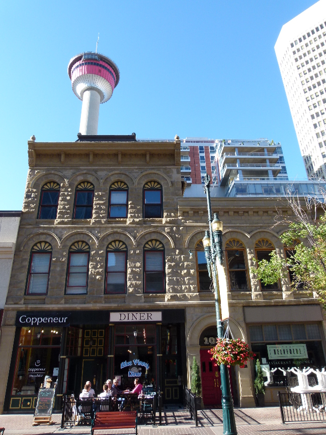Stephen Avenue mit Calgary Tower von Antje Baumann