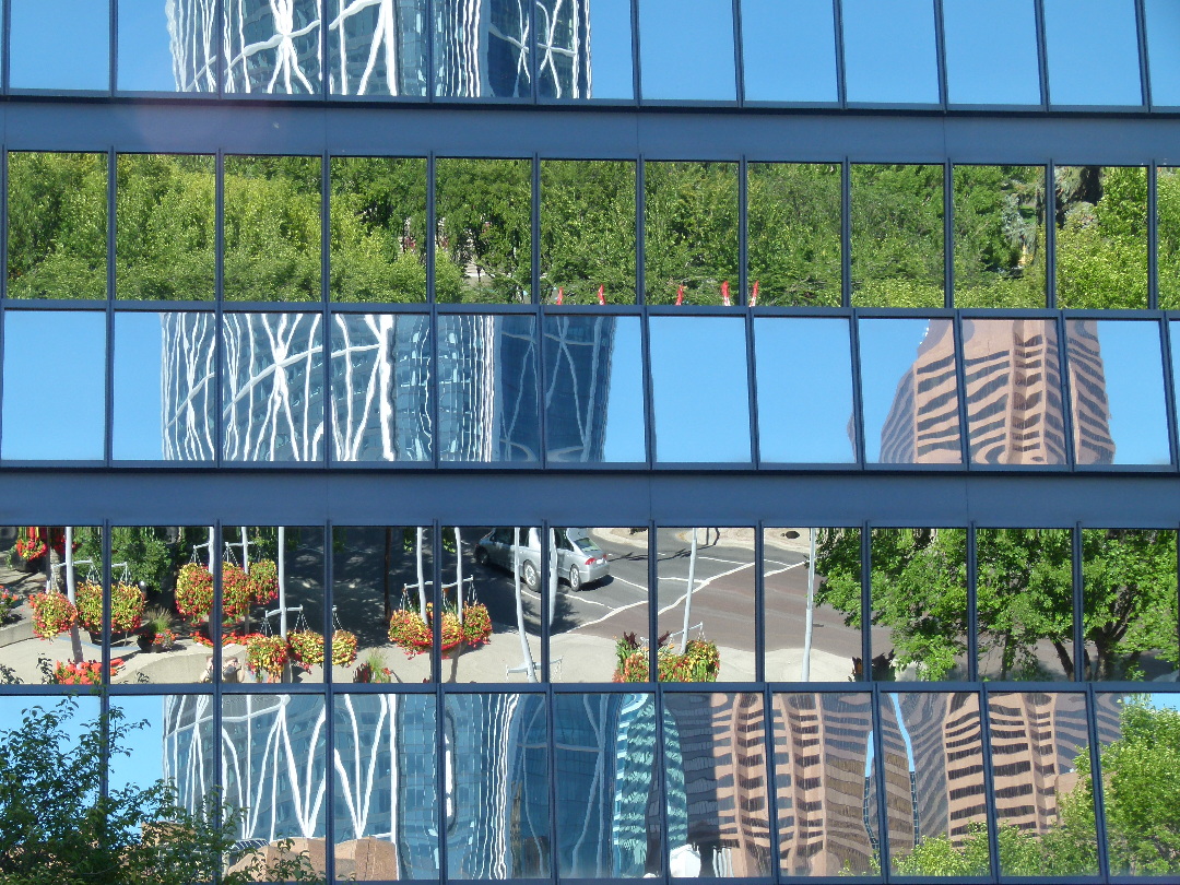 Spiegelnde Fassaden des Calgary Municipal Building von Antje Baumann