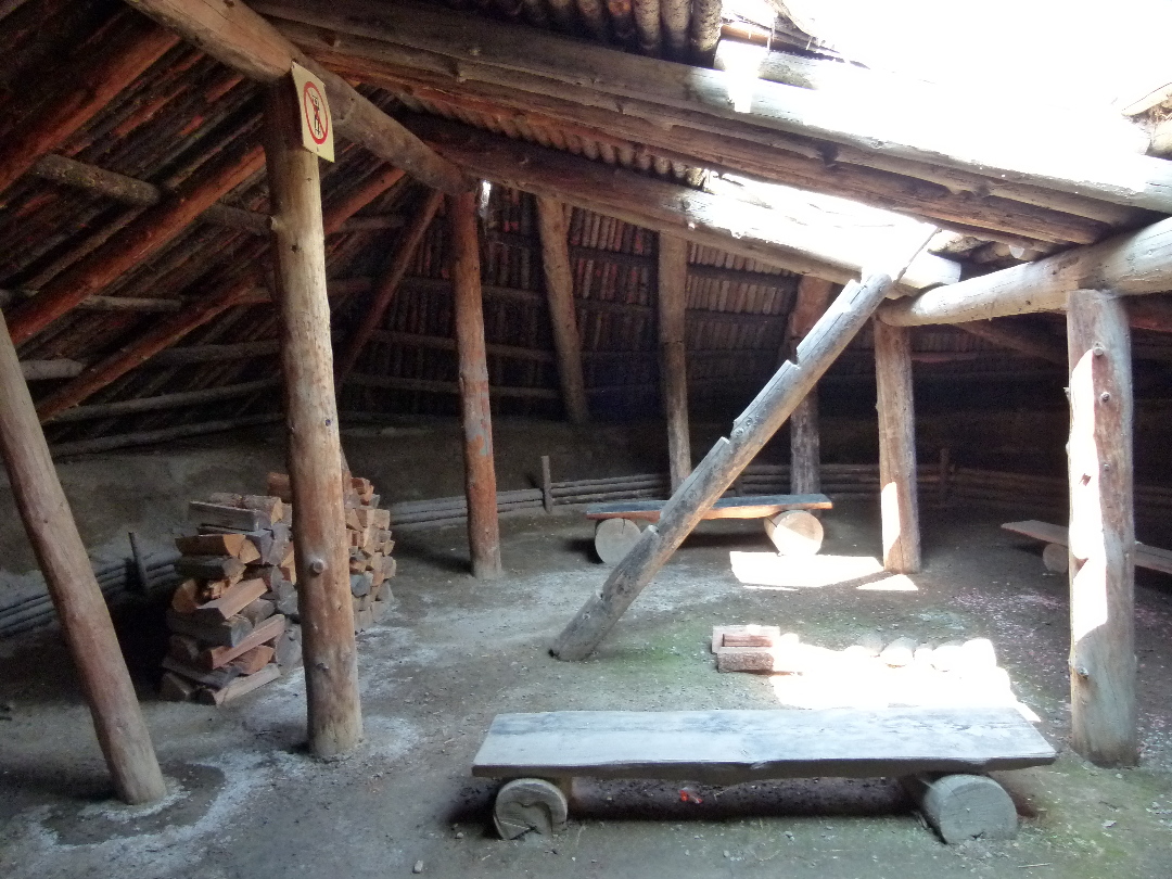 Innere eines nachgebauten Grubenhaus der Secwepemc im Heritage Park von Antje Baumann
