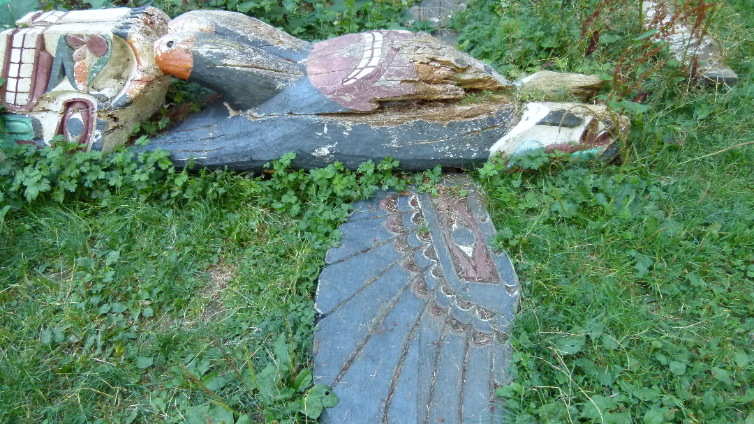 Detail eines zur Ruhe gelegten Totempfahls von Antje Baumann