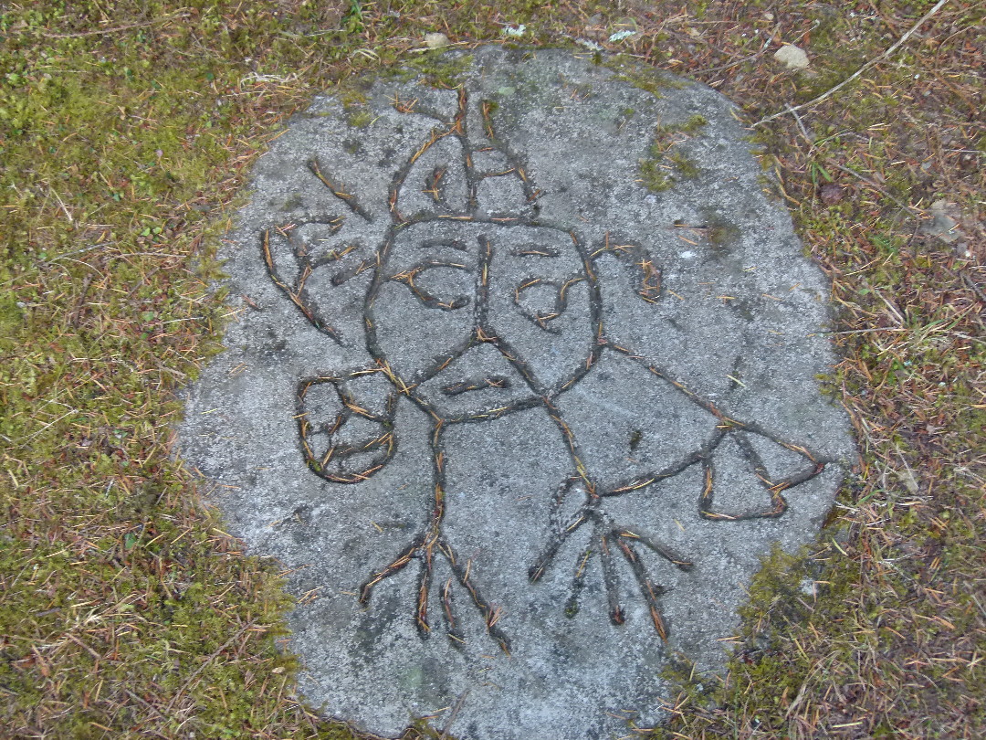 Replik einer Petroglyphe vor dem Gabriola Museum von Antje Baumann