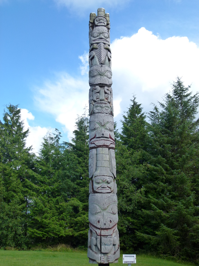 Grizzly Bear Pole of Skedans am Hospital Lookout von Antje Baumann