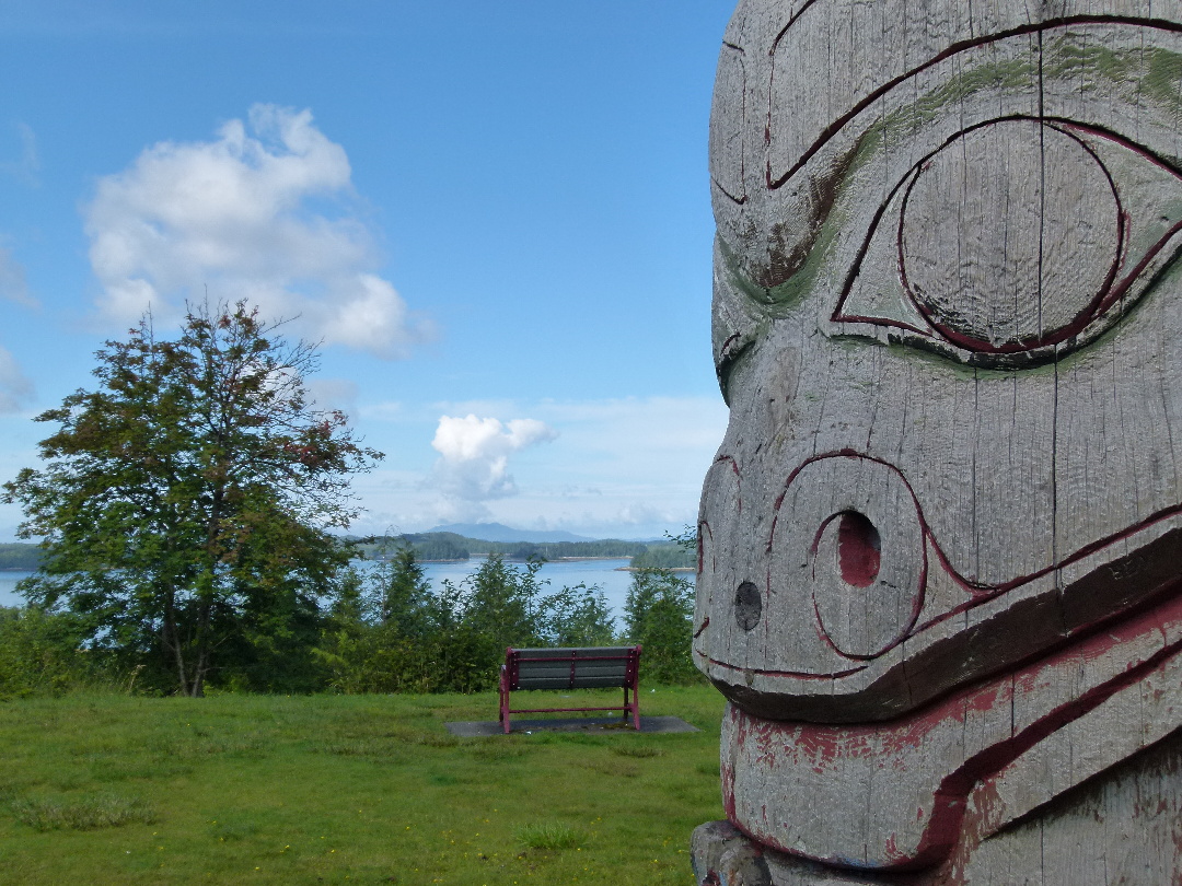 Detail des Grizzly Bear Pole of Skedans am Hospital Lookout von Antje Baumann