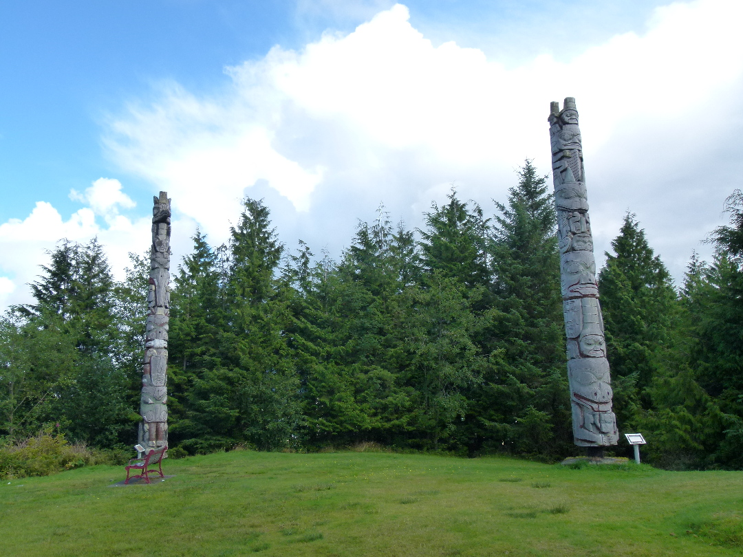 Eagle and Beaver Pole of Ninstints und Grizzly Bear Pole of Skedans am Hospital Lookout von Antje Baumann