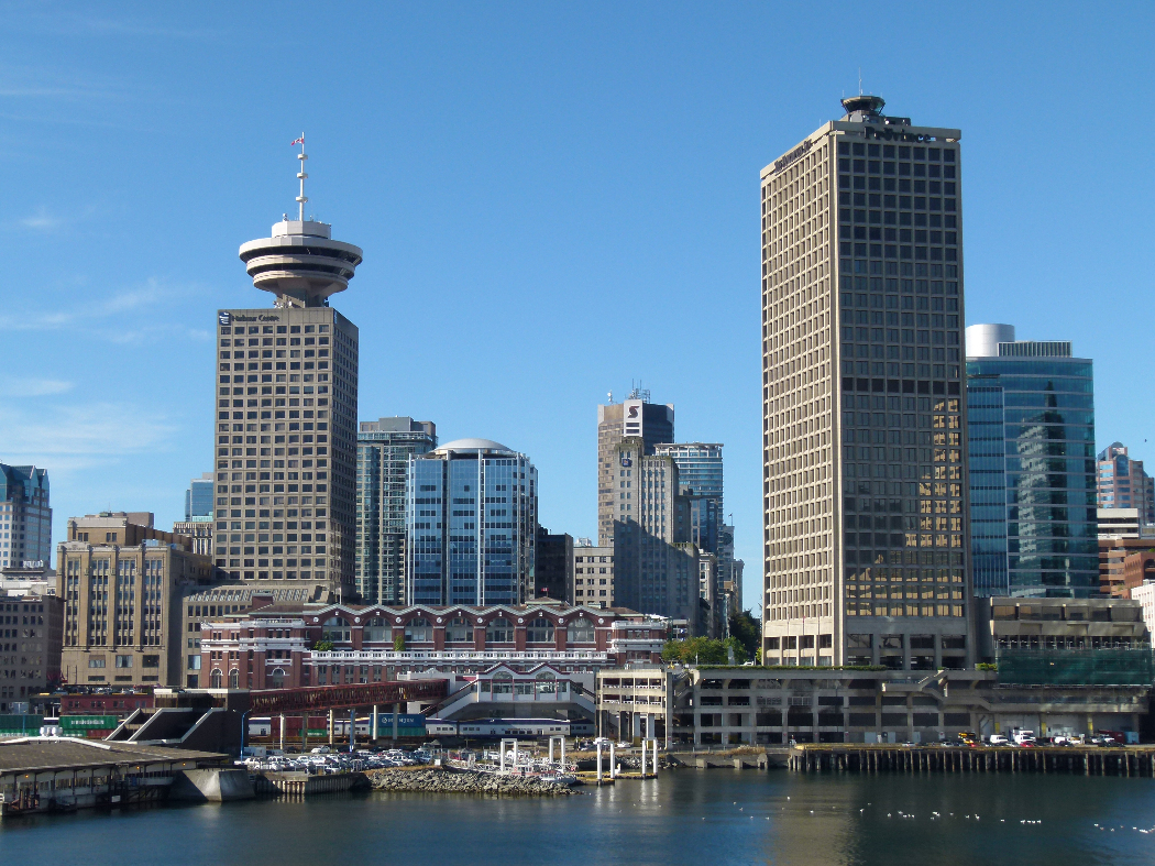 Skyline von Vancouver mit der Aussichtsplattform des Harbour Centre Building von Antje Baumann