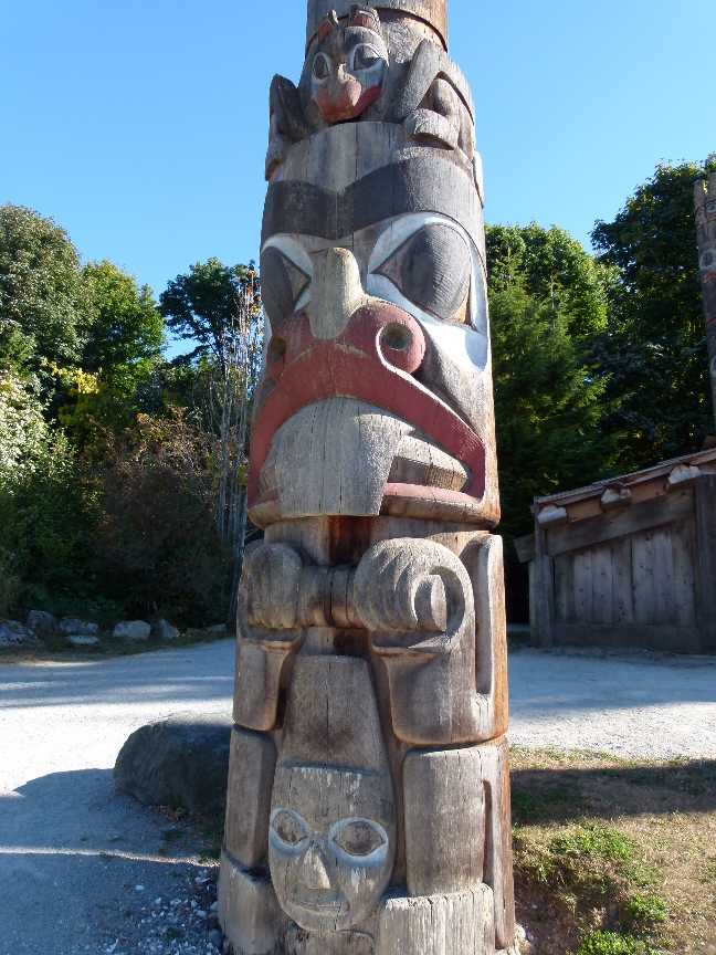 Detail eines Bibers an diesem Memorial Totem Pole  von Antje Baumann