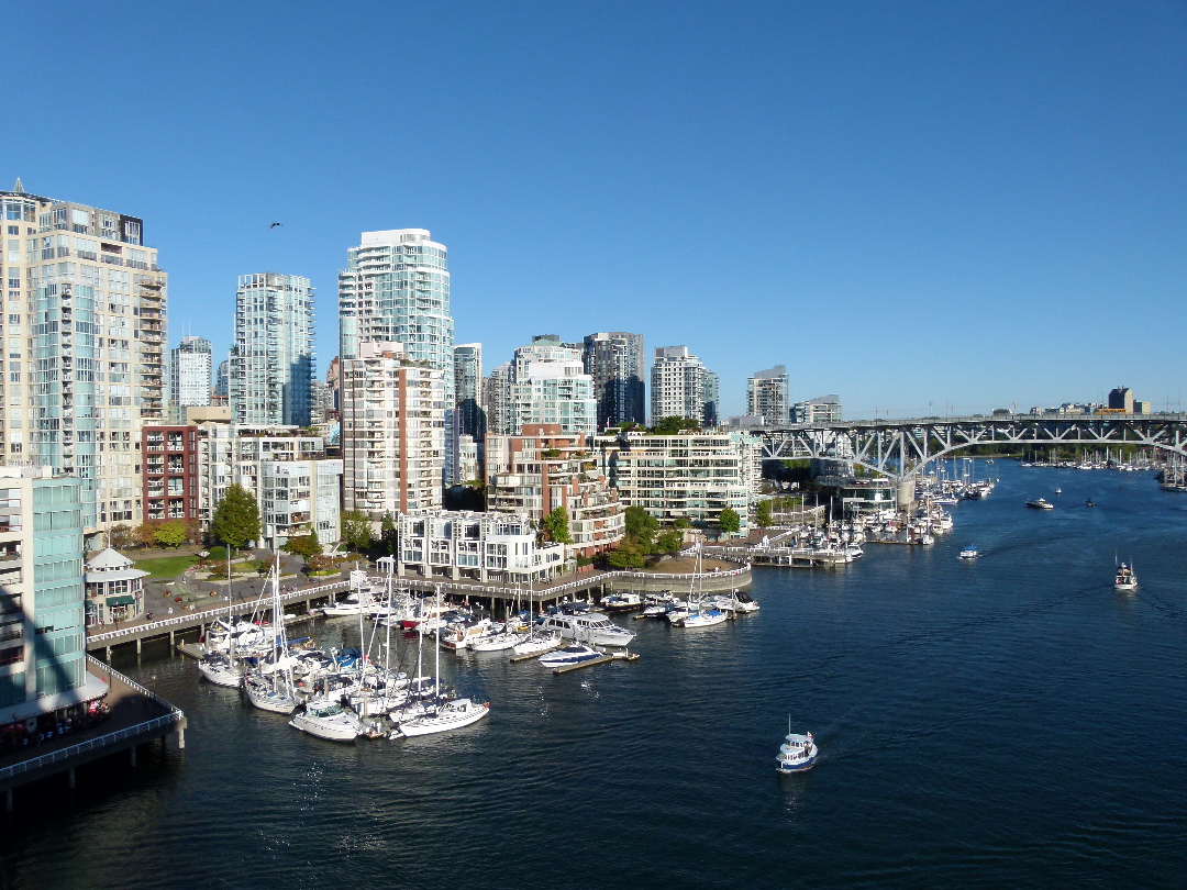 Zwischen Burrard und Granville Bridge in Vancouver. von Antje Baumann