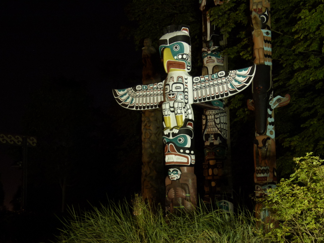 Thunderbird House Post im Stanley Park in der Nacht von Antje Baumann