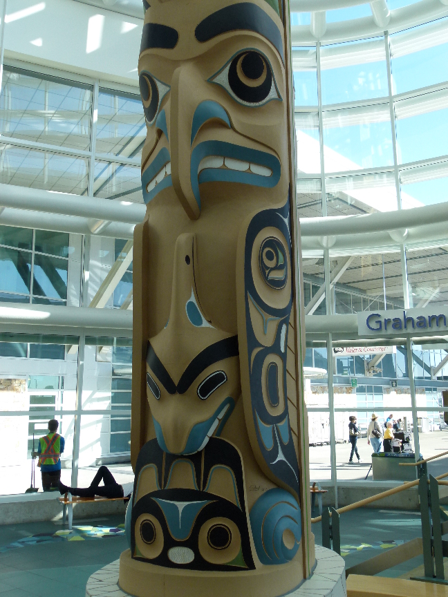 Totempfahl im Flughafen von Vancouver von Antje Baumann