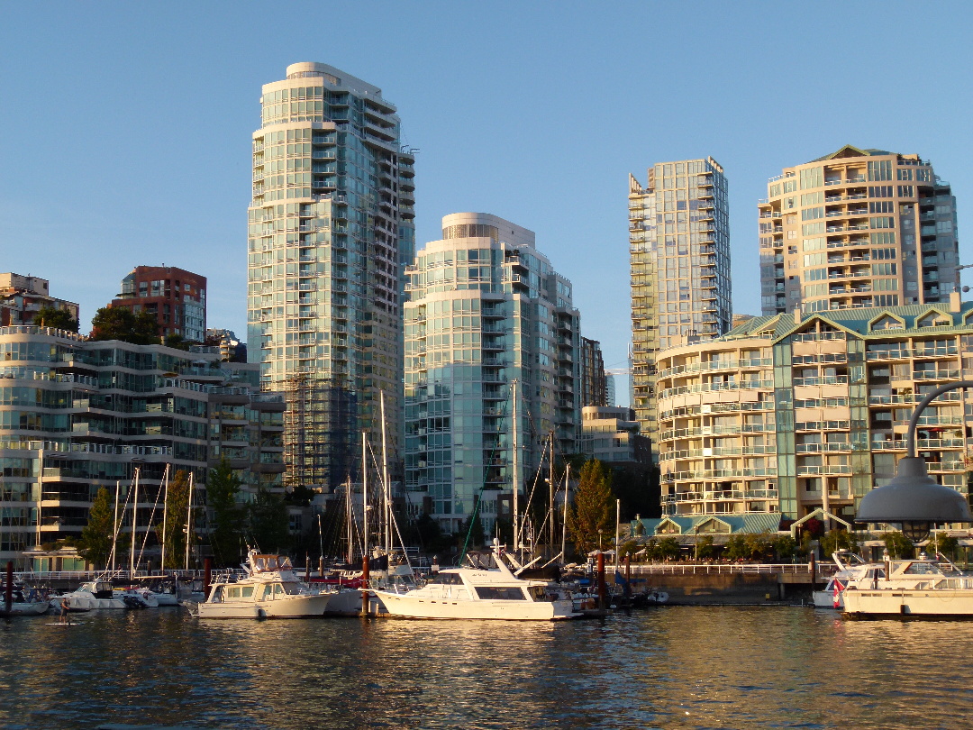 Blick von Granville Island auf die Vancouver Skyline von Antje Baumann