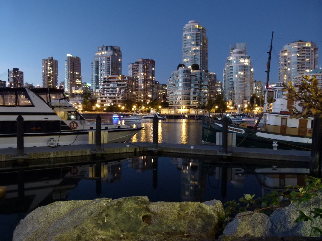 Blick von Granville Island auf die Vancouver Skyline in der Nacht von Antje Baumann