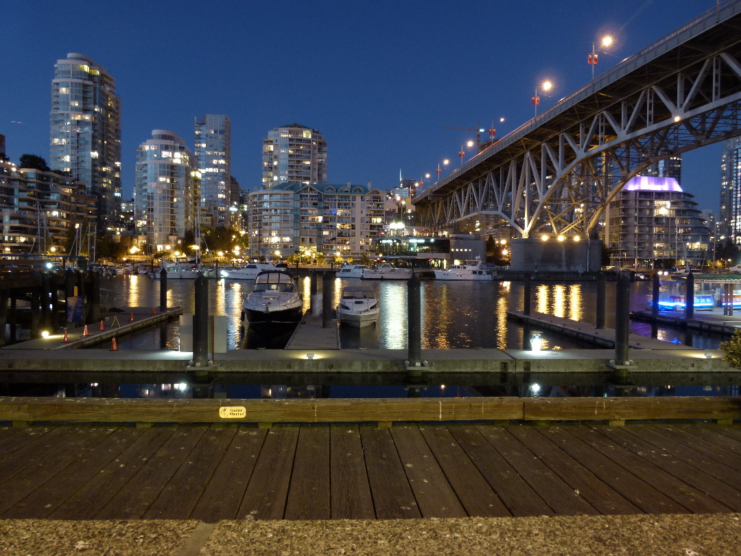 Blick von Granville Island auf die Vancouver Skyline in der Nacht von Antje Baumann