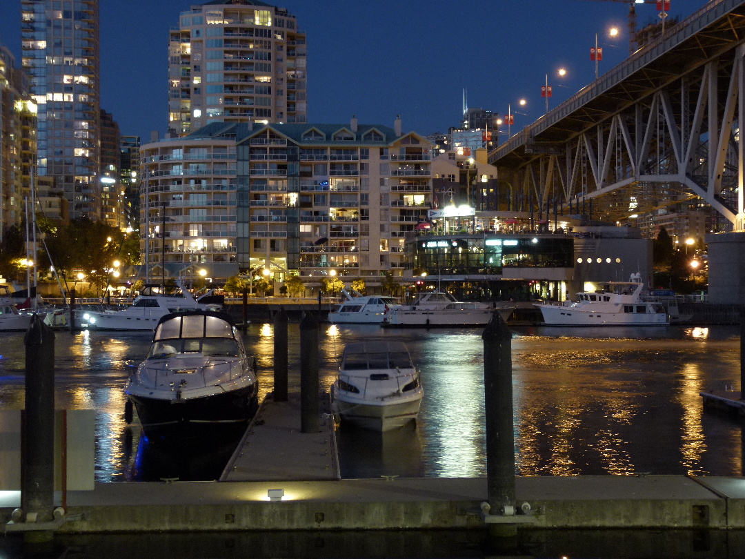 Blick von Granville Island auf die Vancouver Skyline in der Nacht von Antje Baumann