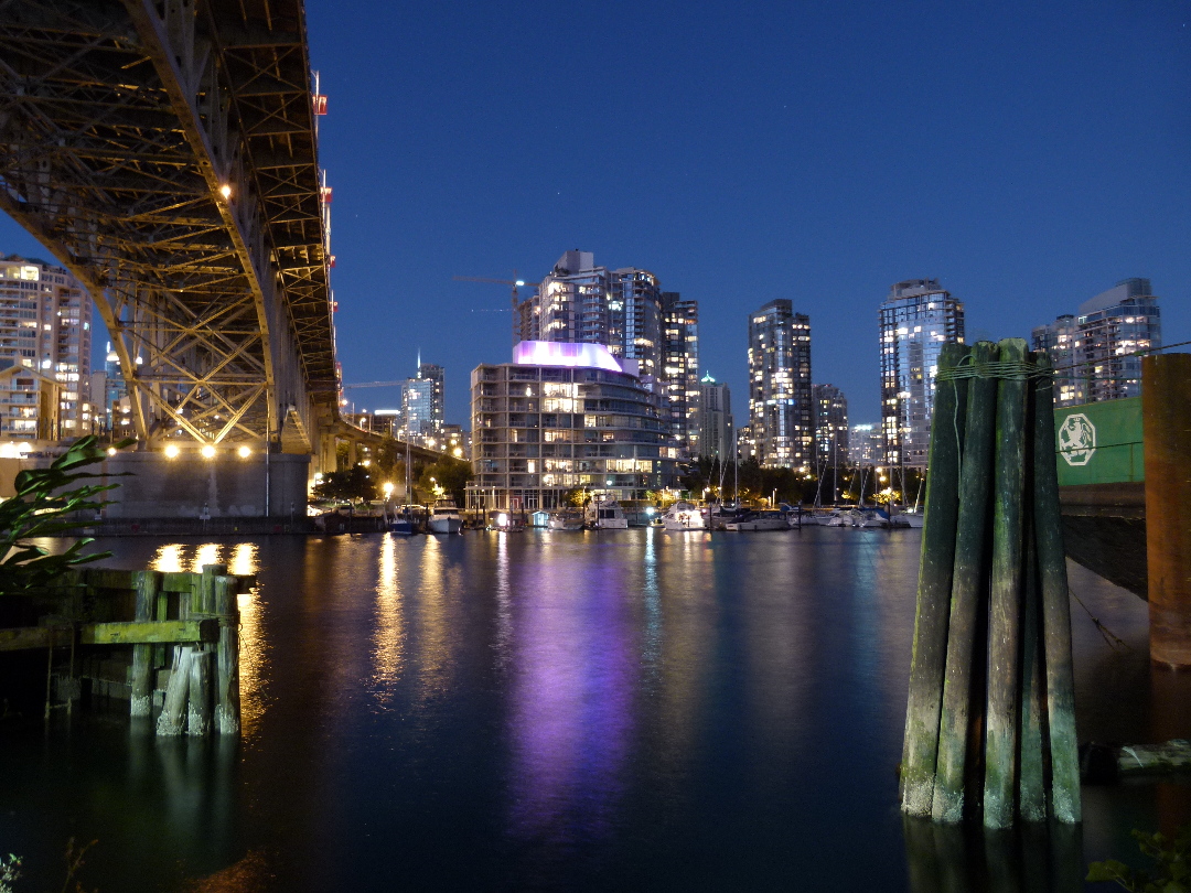 Blick von Granville Island auf die Vancouver Skyline in der Nacht von Antje Baumann