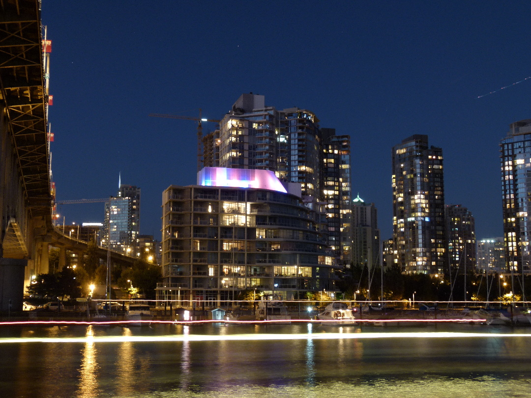 Blick von Granville Island auf die Vancouver Skyline in der Nacht von Antje Baumann