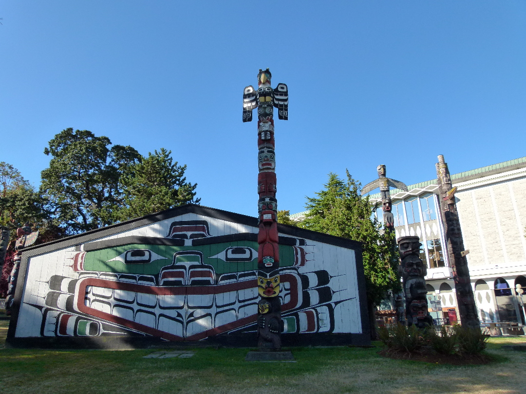 The Mungo Martin House und der Kwakwaka’wakw Heraldic Pole von Antje Baumann