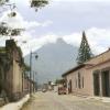 Straße in Antigua mit Blick auf einen Vulkan von Antje Baumann