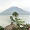 Garten des Hotel Atitlan mit Vulkan im Hintergrund von Antje Baumann