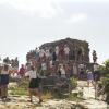 Touristen stürmen eine Ruine von Antje Baumann